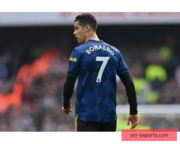 乌加特正式加盟曼联引发球迷热议和期待